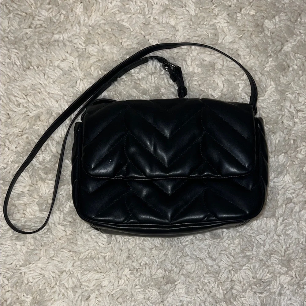 Simply Vera Vera Wang Black Quilted Crossbody Bag - Picture 3 of 7